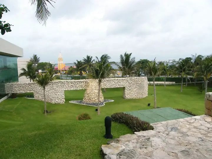 Grand Park Royal Cancun Caribe Mexico Yoga\